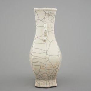 A Chinese crackle glazed guan hu-shaped vase, 18/19th C. — photo 4
