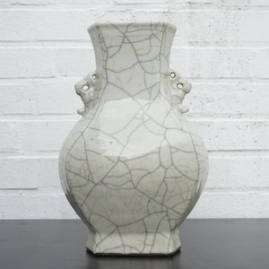 A Chinese crackle glazed guan hu-shaped vase, 18/19th C. — photo 7