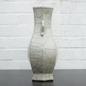 A Chinese crackle glazed guan hu-shaped vase, 18/19th C. — photo 8