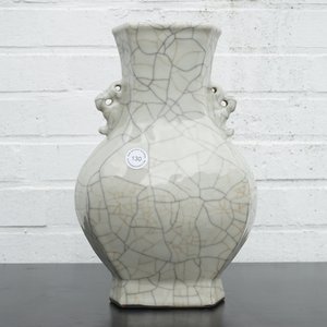A Chinese crackle glazed guan hu-shaped vase, 18/19th C. — photo 9