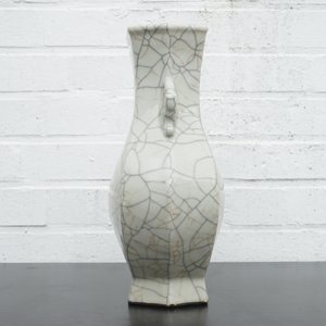 A Chinese crackle glazed guan hu-shaped vase, 18/19th C. — photo 10