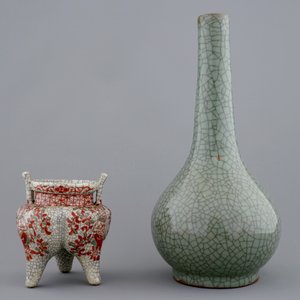 A Chinese crackle glazed tripod censer and a vase, 19th C. — 照片 3
