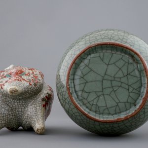 A Chinese crackle glazed tripod censer and a vase, 19th C. — 照片 6