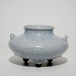 A Chinese crackle glazed tripod censer of fish basket form, Qianlong sealmark and poss. of the period — 照片 3