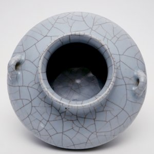 A Chinese crackle glazed tripod censer of fish basket form, Qianlong sealmark and poss. of the period — 照片 5