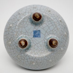 A Chinese crackle glazed tripod censer of fish basket form, Qianlong sealmark and poss. of the period — 照片 6