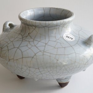 A Chinese crackle glazed tripod censer of fish basket form, Qianlong sealmark and poss. of the period — 照片 7
