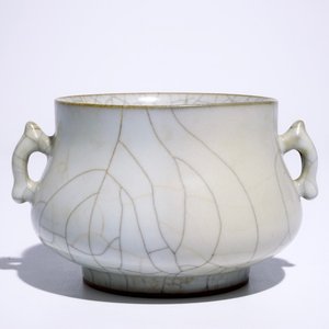 A Chinese crackle glazed two-handled censer, 19/20th C. — 照片 1