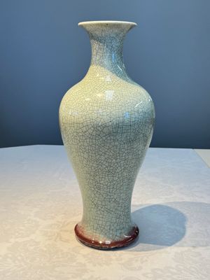 A Chinese crackle-glazed vase, 19th C. — photo 1