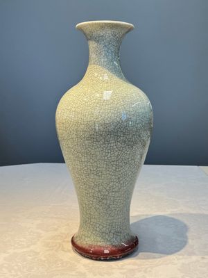 A Chinese crackle-glazed vase, 19th C. — photo 2