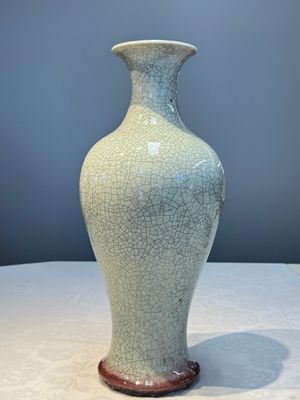 A Chinese crackle-glazed vase, 19th C. — photo 4