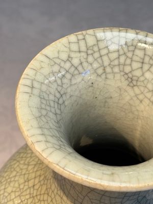 A Chinese crackle-glazed vase, 19th C. — photo 8