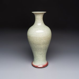 A Chinese crackle-glazed vase, 19th C. — photo 1