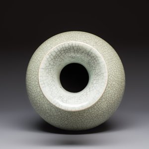 A Chinese crackle-glazed vase, 19th C. — photo 6
