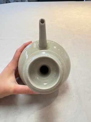 A Chinese crackle-glazed vase and a cream-glazed kendi, Tang/Song — foto 11
