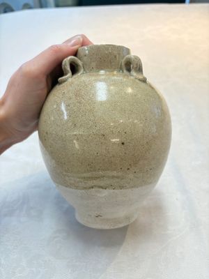 A Chinese crackle-glazed vase and a cream-glazed kendi, Tang/Song — foto 2