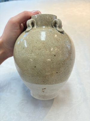 A Chinese crackle-glazed vase and a cream-glazed kendi, Tang/Song — foto 3