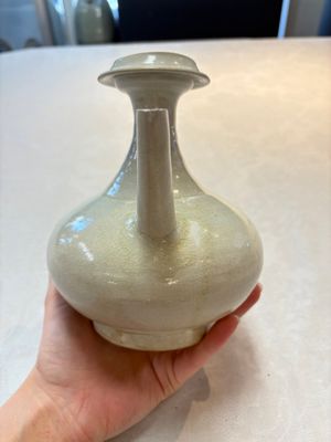 A Chinese crackle-glazed vase and a cream-glazed kendi, Tang/Song — foto 8