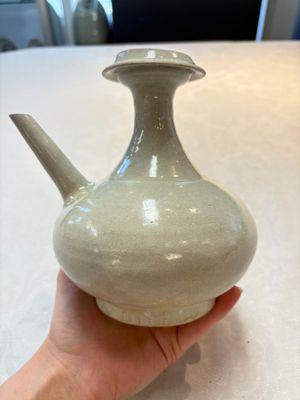 A Chinese crackle-glazed vase and a cream-glazed kendi, Tang/Song — foto 9