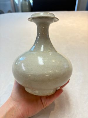A Chinese crackle-glazed vase and a cream-glazed kendi, Tang/Song — foto 10