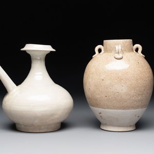 A Chinese crackle-glazed vase and a cream-glazed kendi, Tang/Song — foto 1
