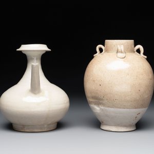 A Chinese crackle-glazed vase and a cream-glazed kendi, Tang/Song — foto 2
