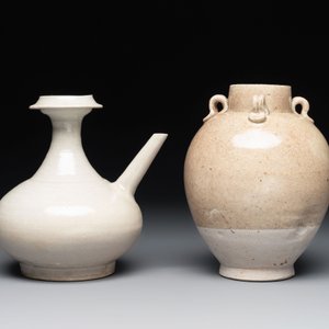 A Chinese crackle-glazed vase and a cream-glazed kendi, Tang/Song — foto 3