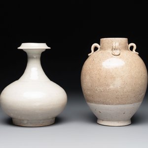 A Chinese crackle-glazed vase and a cream-glazed kendi, Tang/Song — foto 4