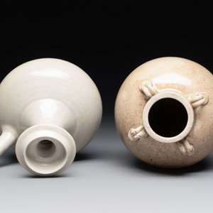 A Chinese crackle-glazed vase and a cream-glazed kendi, Tang/Song — foto 5
