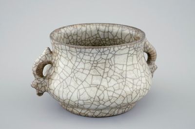 A Chinese crackle ware Song-style incense burner, 19/20th C.