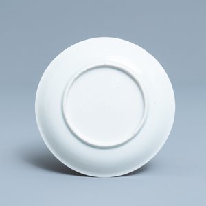 A Chinese 'crane and carps' cup and saucer, Yongzheng — 照片 3