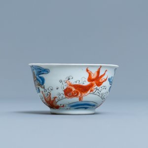 A Chinese 'crane and carps' cup and saucer, Yongzheng — 照片 7