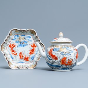A Chinese 'crane and carps' teapot on stand, Yongzheng — 照片 1