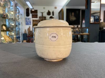 A Chinese cream-glazed jar and cover, Northern Song — photo 1