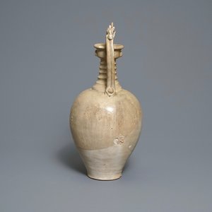 A Chinese cream-glazed stoneware amphora with dragon handles, Sui/Tang — photo 4