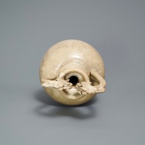 A Chinese cream-glazed stoneware amphora with dragon handles, Sui/Tang — photo 5