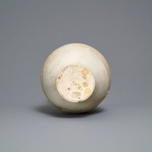 A Chinese cream-glazed stoneware amphora with dragon handles, Sui/Tang — photo 6
