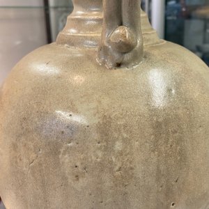 A Chinese cream-glazed stoneware amphora with dragon handles, Sui/Tang — photo 10