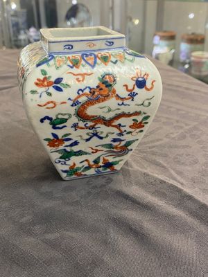 A Chinese cream-glazed vase and two 'dragon' vases, Jiajing and Wanli mark, 19/20th C. — 照片 11
