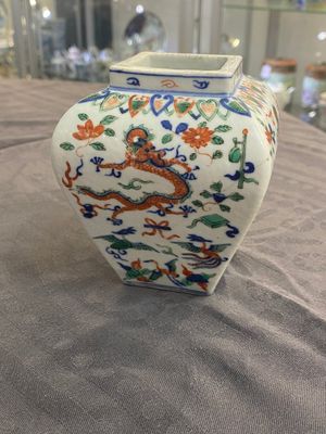 A Chinese cream-glazed vase and two 'dragon' vases, Jiajing and Wanli mark, 19/20th C. — 照片 12