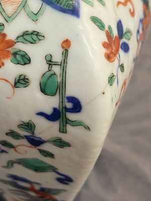 A Chinese cream-glazed vase and two 'dragon' vases, Jiajing and Wanli mark, 19/20th C. — 照片 13