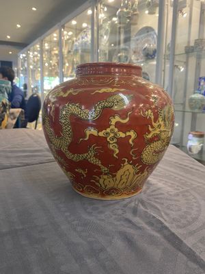 A Chinese cream-glazed vase and two 'dragon' vases, Jiajing and Wanli mark, 19/20th C. — 照片 16