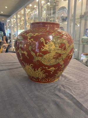 A Chinese cream-glazed vase and two 'dragon' vases, Jiajing and Wanli mark, 19/20th C. — 照片 17