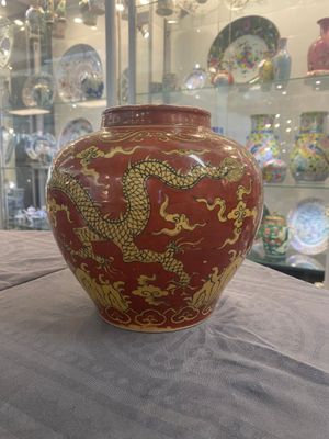 A Chinese cream-glazed vase and two 'dragon' vases, Jiajing and Wanli mark, 19/20th C. — 照片 18