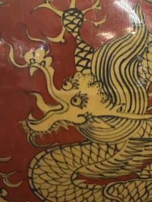 A Chinese cream-glazed vase and two 'dragon' vases, Jiajing and Wanli mark, 19/20th C. — 照片 19