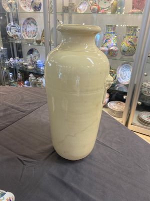 A Chinese cream-glazed vase and two 'dragon' vases, Jiajing and Wanli mark, 19/20th C. — 照片 2