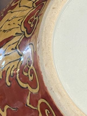 A Chinese cream-glazed vase and two 'dragon' vases, Jiajing and Wanli mark, 19/20th C. — 照片 23