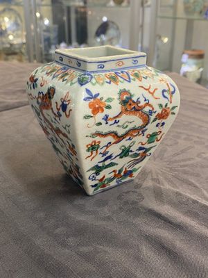 A Chinese cream-glazed vase and two 'dragon' vases, Jiajing and Wanli mark, 19/20th C. — 照片 10