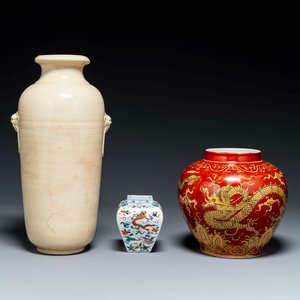 A Chinese cream-glazed vase and two 'dragon' vases, Jiajing and Wanli mark, 19/20th C. — 照片 1