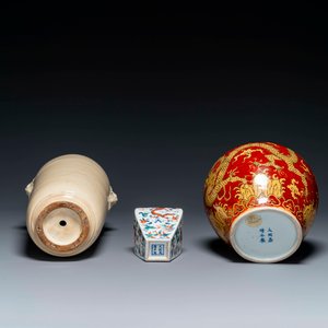 A Chinese cream-glazed vase and two 'dragon' vases, Jiajing and Wanli mark, 19/20th C. — 照片 4